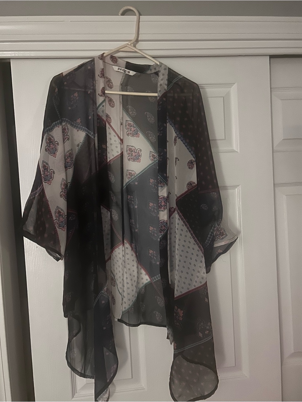 Lightweight Black & White Paisley Sheer Tunic Kimono